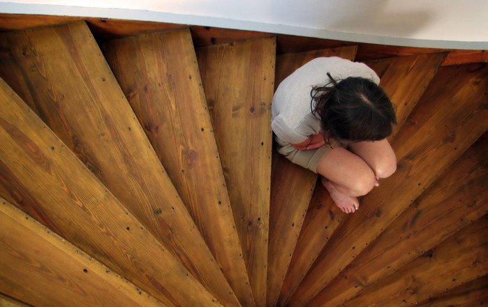 mãe triste sentada na escada