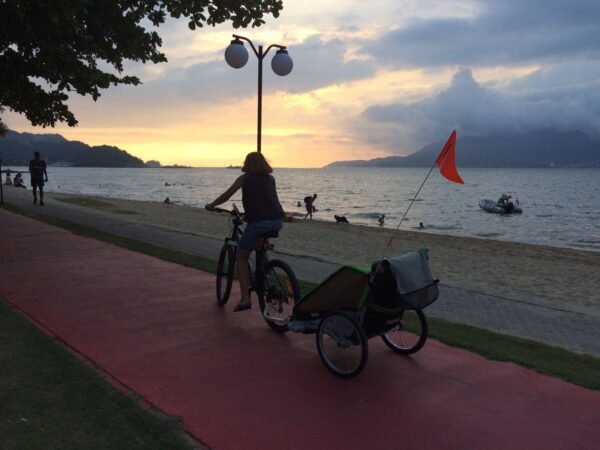 Fim de tarde na ciclovia: eu, o super carrinho e as crianças na charrete