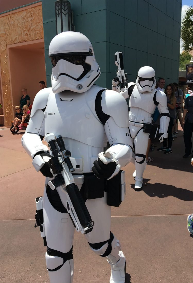 Os Stormtroopers dando uma bronca de brincadeirinha no meu filho: "Se acalme, garoto!"