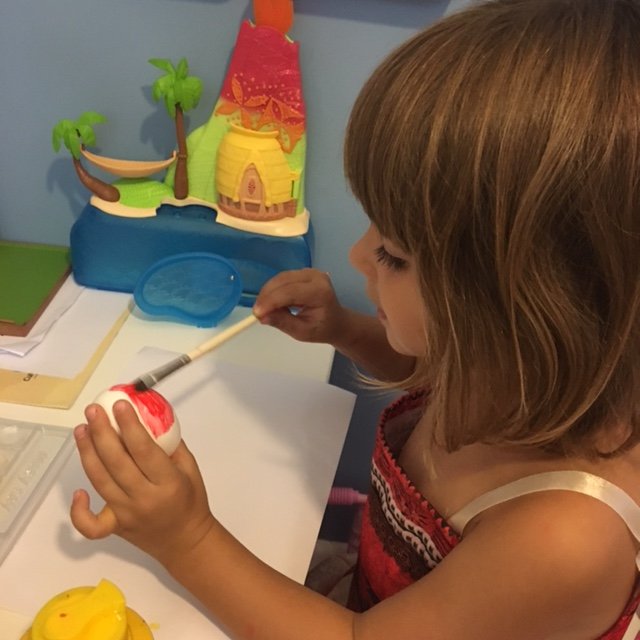 pintando ovos para a páscoa