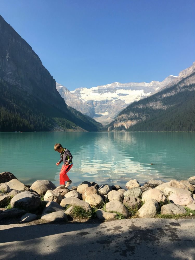 Brincadeira de criança na beira de Lake Louise