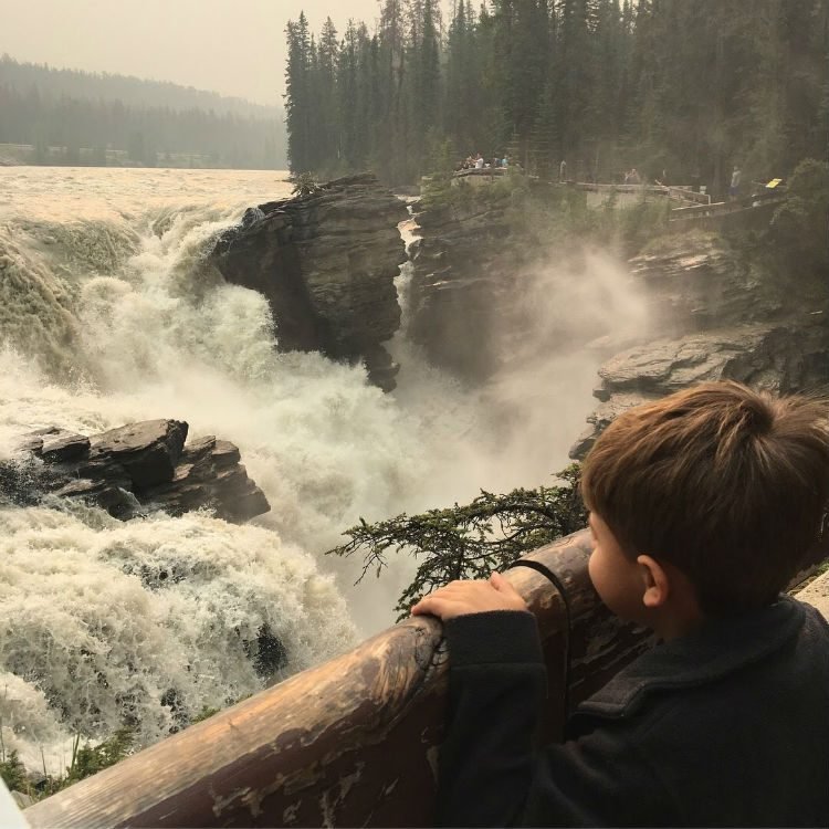 A força das aguas em Athabasca Falls