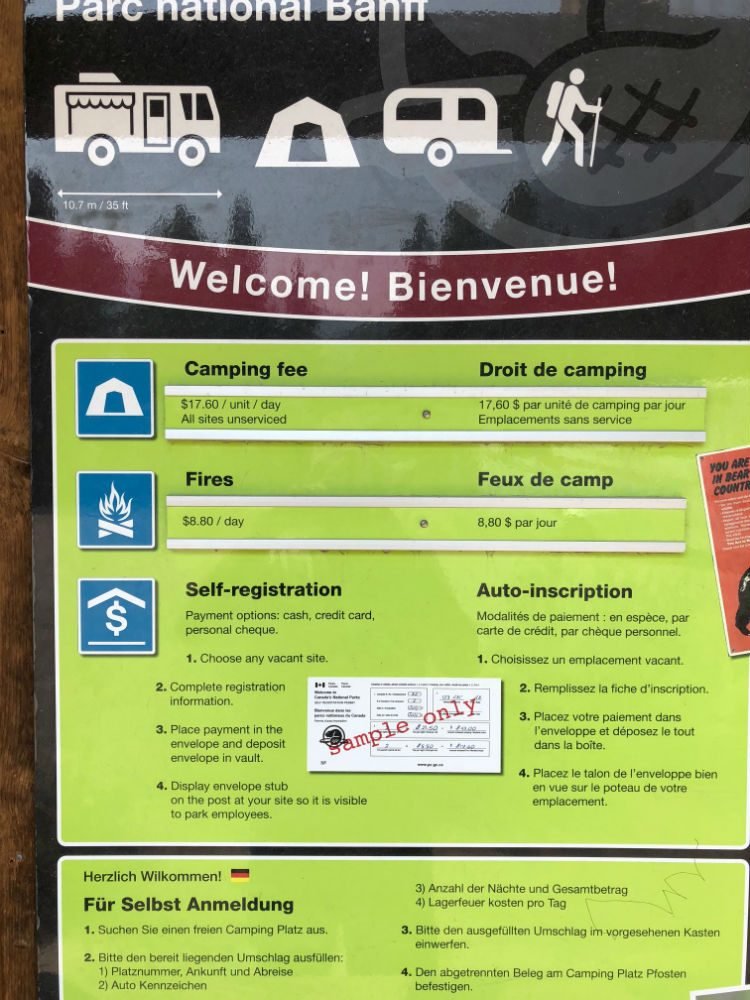 Placa ensinando como funcionam os campings que não necessitam de reserva no Canadá