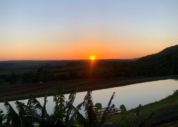 Nascer do sol na varanda do chalé do Viva Brotas