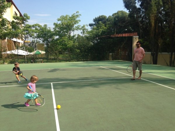 pai jogando tênis