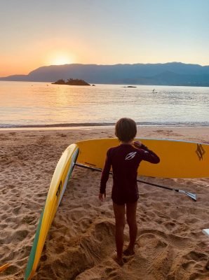 menino olhando para a praia