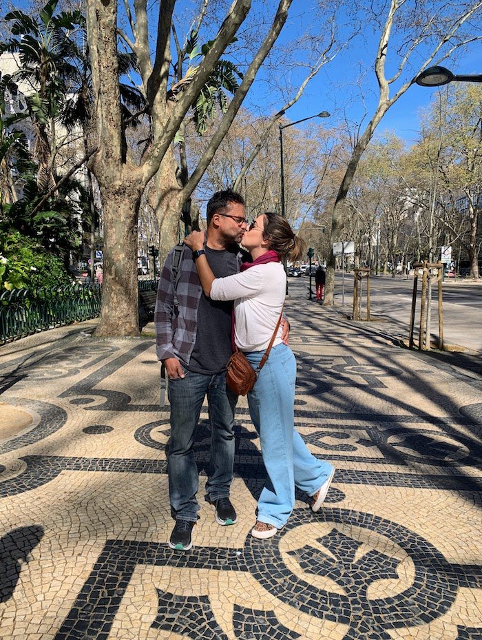 casal se beijando na avenida da liberdade