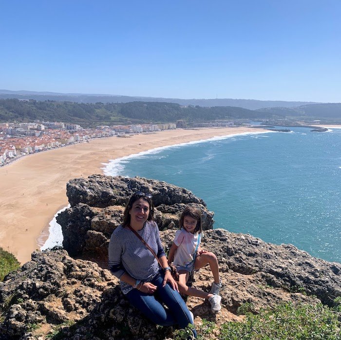 mae e filha no miradouro do suberco