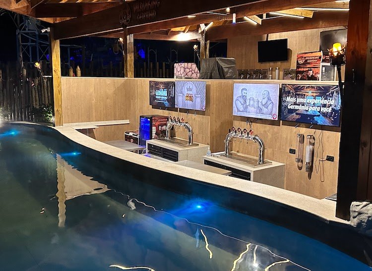 O bar molhado da Vila Viking com chopp Germânia no Magic City