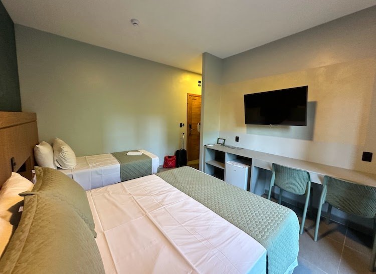 Suite do Naturé Resort no Magic City com uma cama de casal e uma cama de solteiro