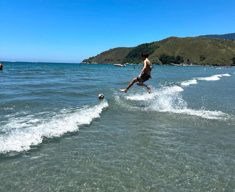 Praia de Barequeçaba_menino brincando_Catia Noronha
