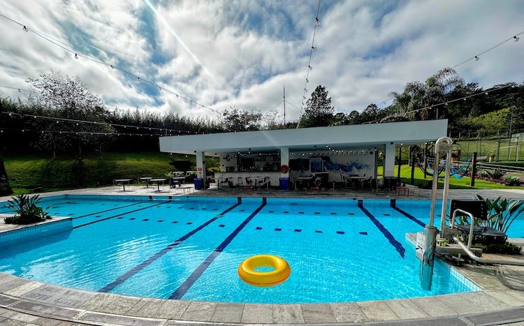 Pullman Guarulhos piscina ao ar livre